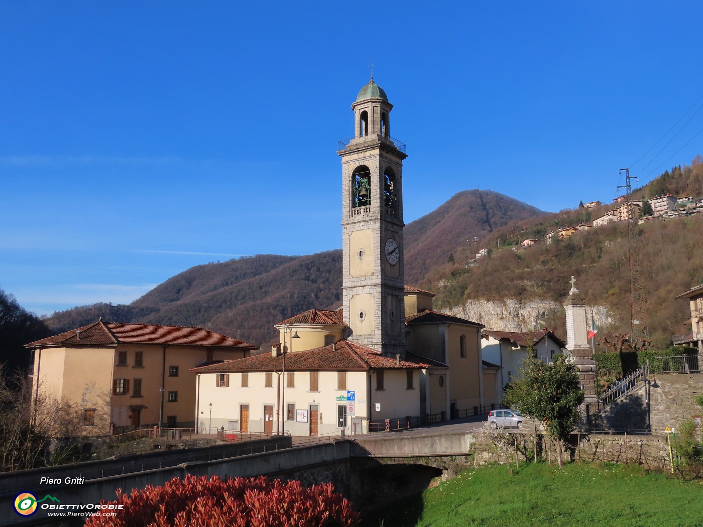 02 Monte Ubione visto dalla chiesa di Ubiale.JPG